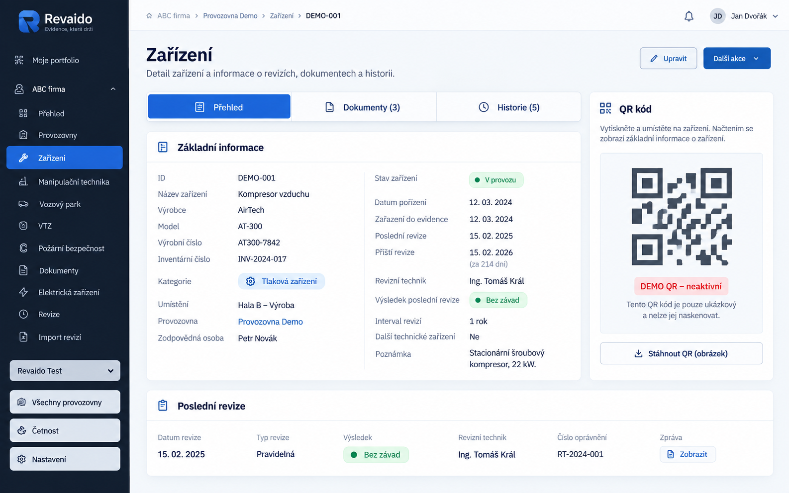 Detail zařízení s dokumenty, historií a ukázkovým QR kódem v systému Revaido